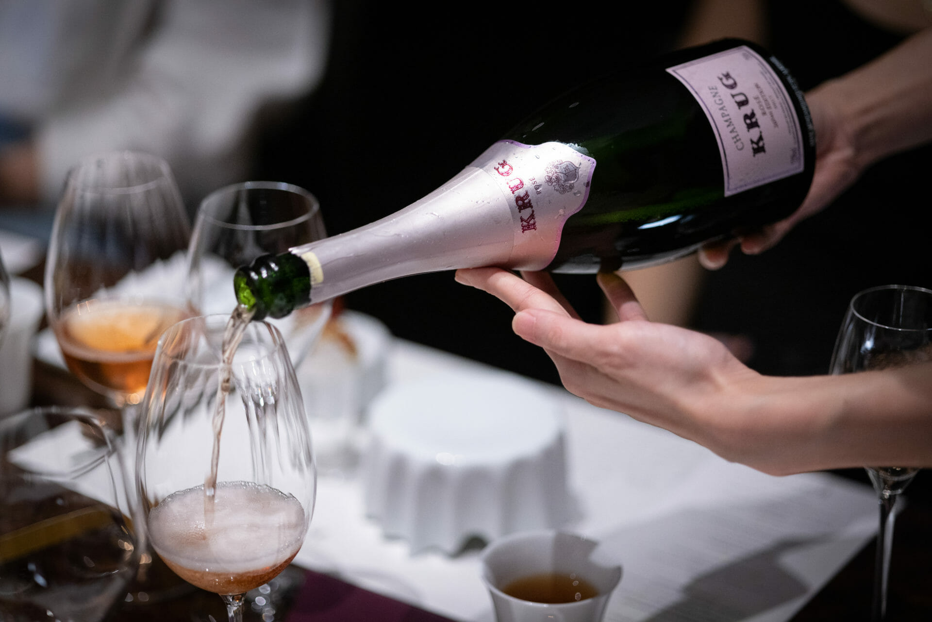 krug x lemon pouring of krug rosé 26ème Édition