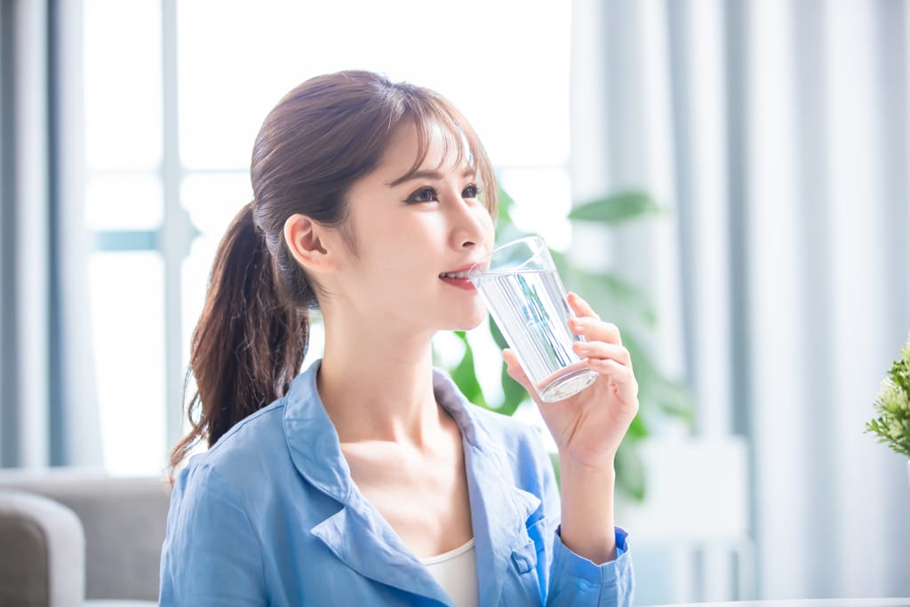 asian,woman,drink,water,and,feel,good,at,home