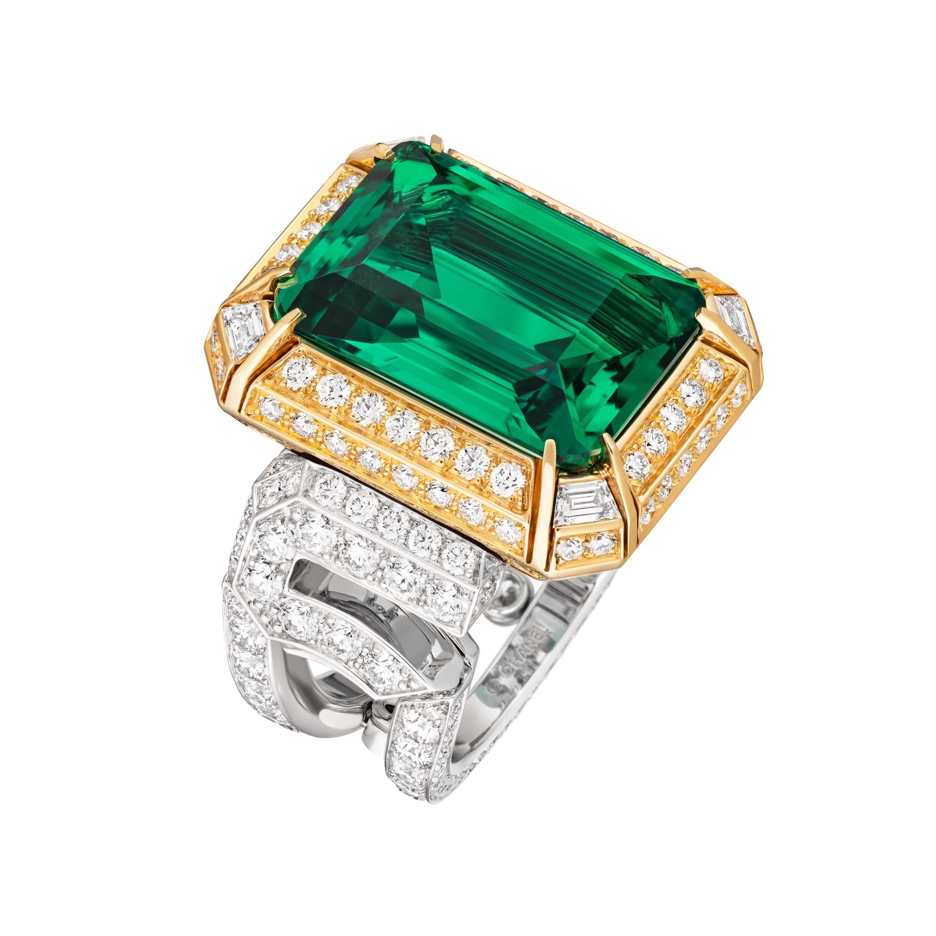 图18：sporty 5 ring octagonal cut emerald packshot