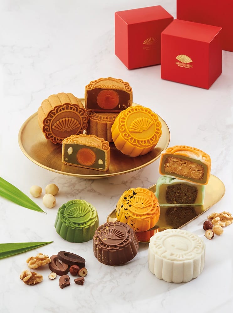 photo 2 mooncakes by mandarin oriental kuala lumpur lowres