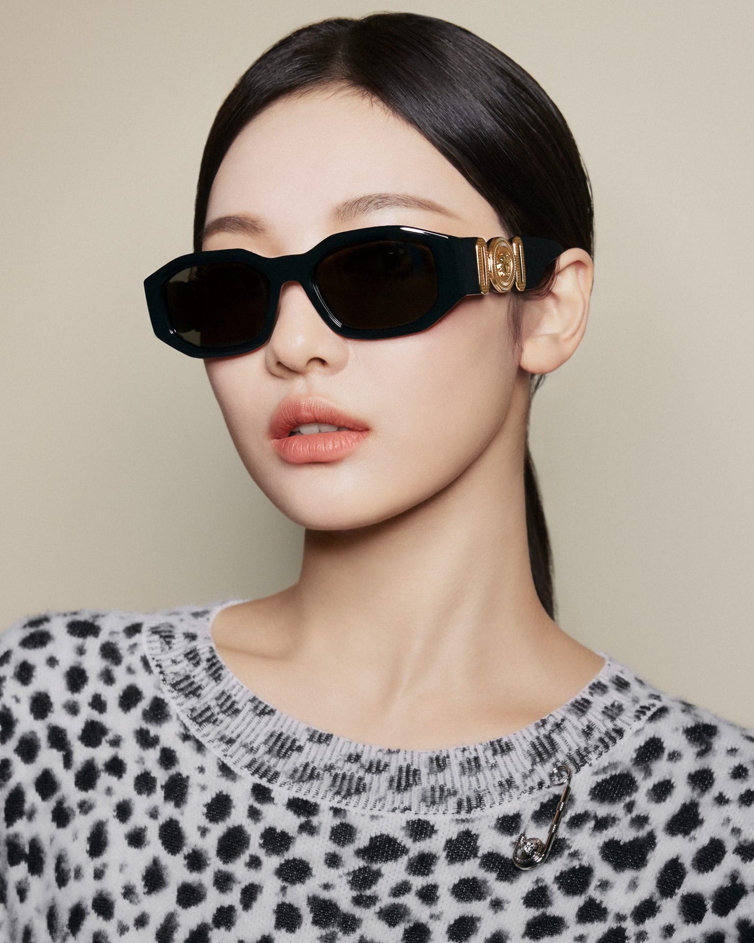 versace holiday 2024 ningning image (4)