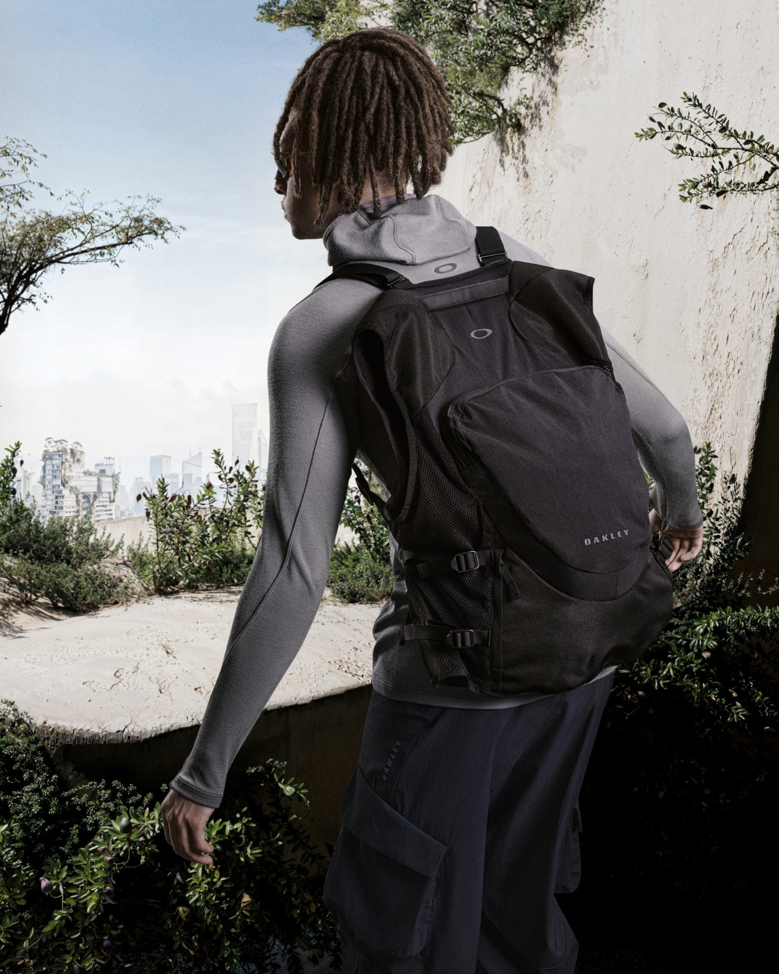 oakley latitude flex vest backshot