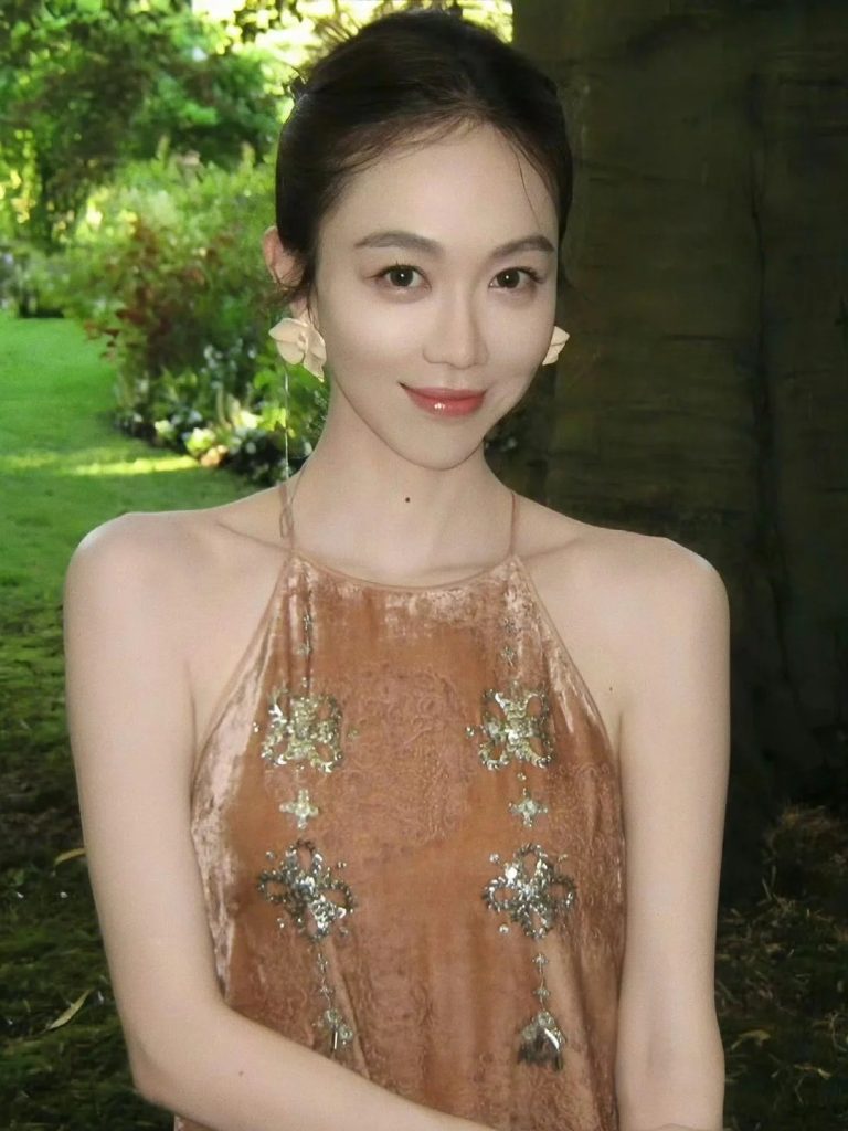 虞书欣镜头下的姜妍，新中式美人 1 爱丽丝的奇妙衣柜 来自小红书网页版