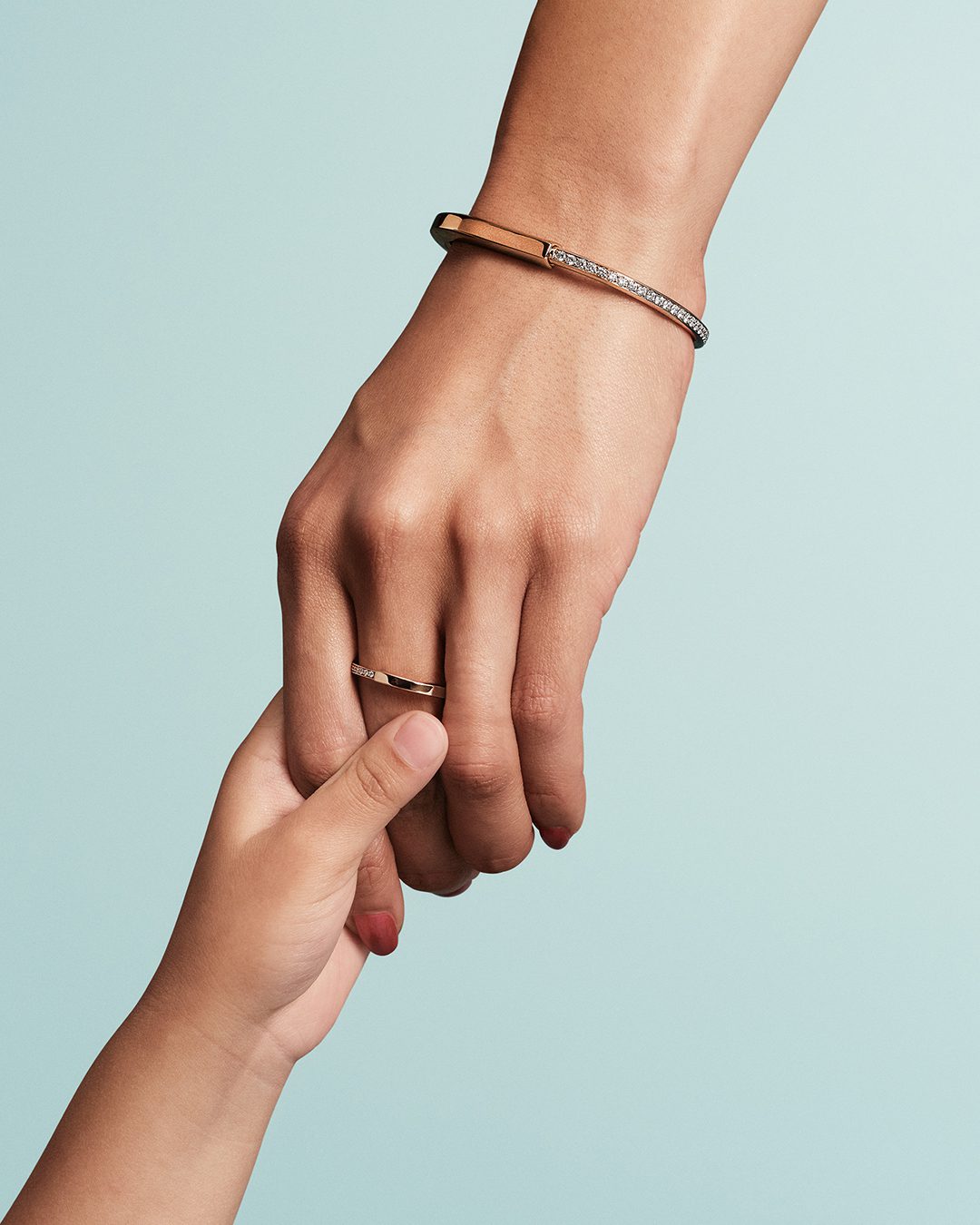 1080x1350 250220 tiffanyandco shot 12 mother child lock 084 v3 qc r150