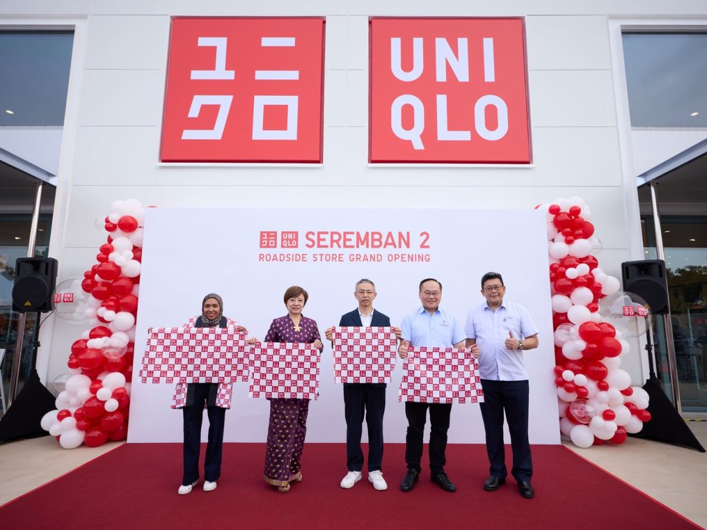 [from left] siti kholijah, yb puan nicole tan lee koon, tomohisa kikuchi, datuk tony ling thou lung, datuk chai kian soon at the opening of uniqlo seremban 2 roadside store