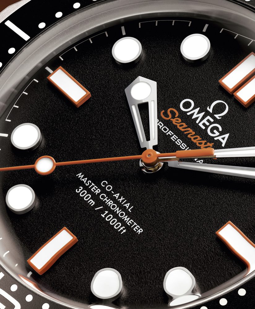 210.30.42.20.01.018 se diver300morange closeup dial 4x5 rvb