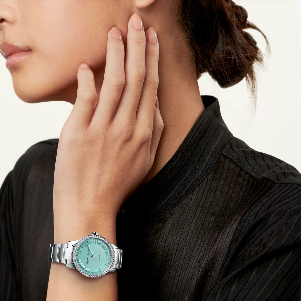 atlas watch 75417608 on figure women 1