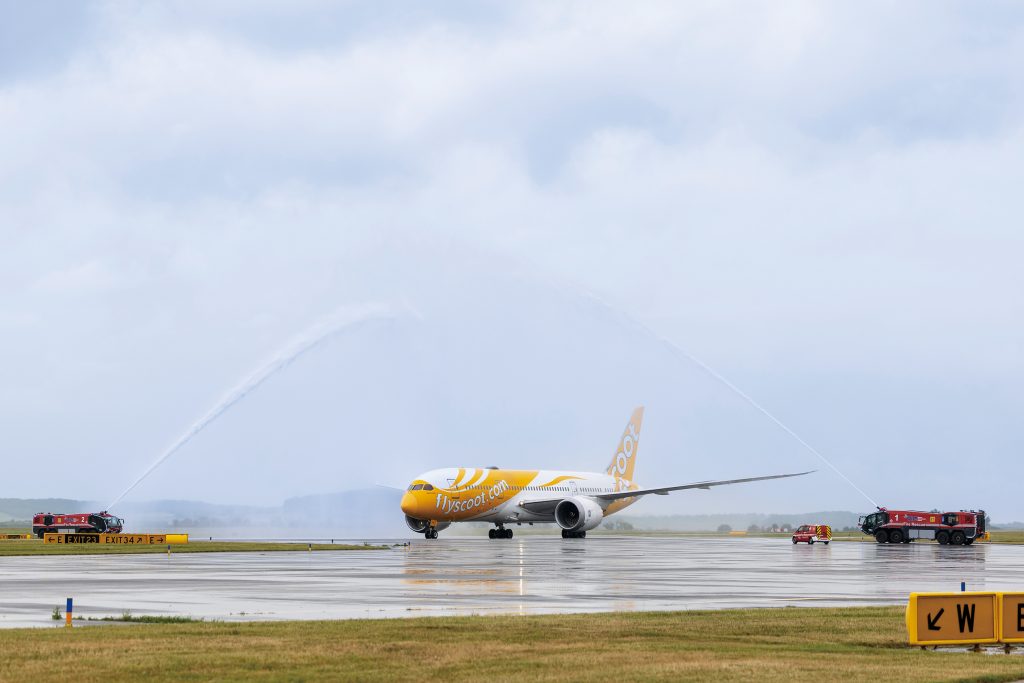 scoot boeing 787 dreamliner arriving in vienna airport with a water cannon salute ceremony yp