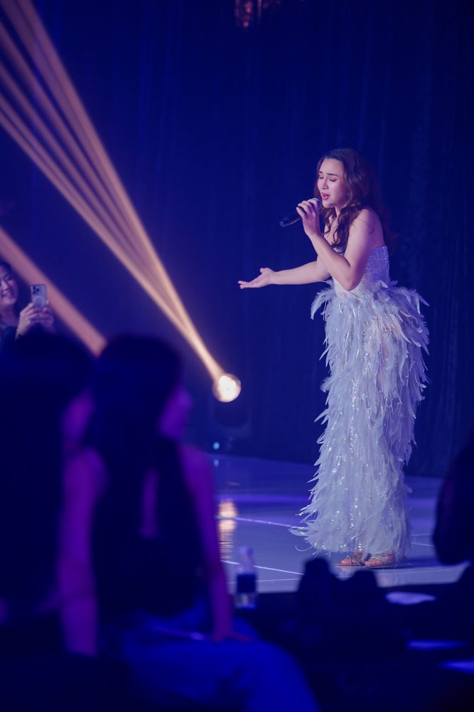 singing performance by diana danielle at mbfw 2025