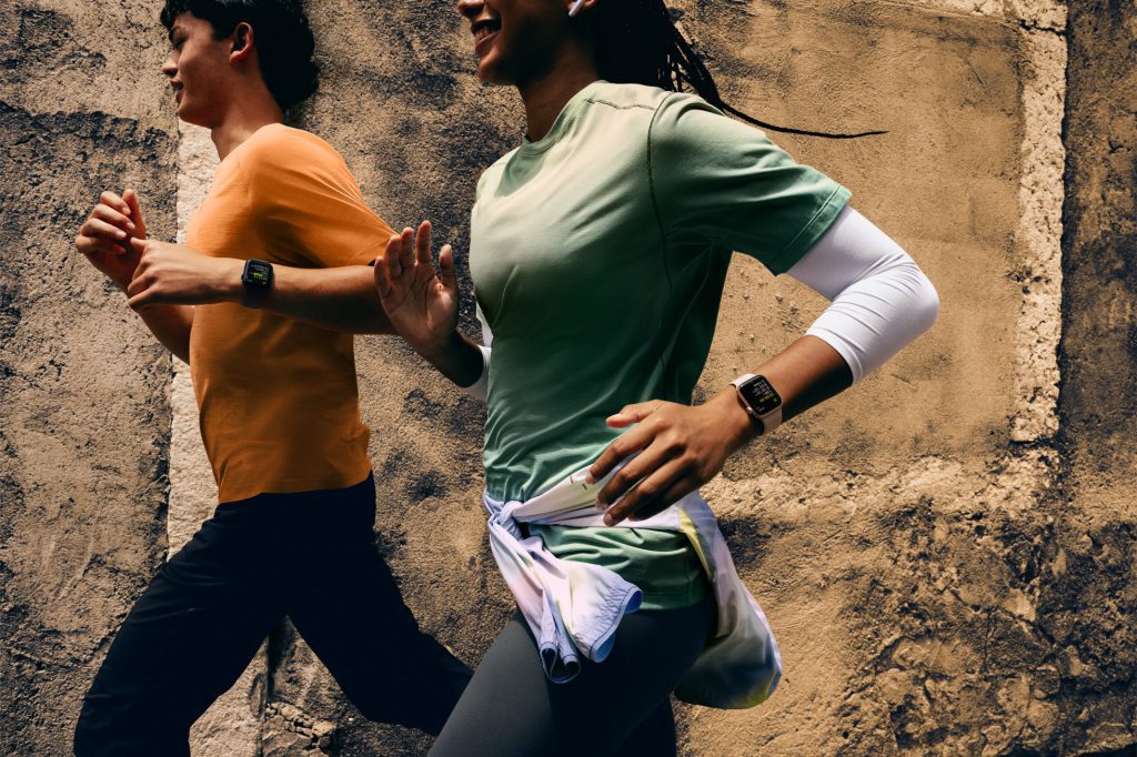 apple watch se 3 lifestyle running 250909 big.jpg.large 2x