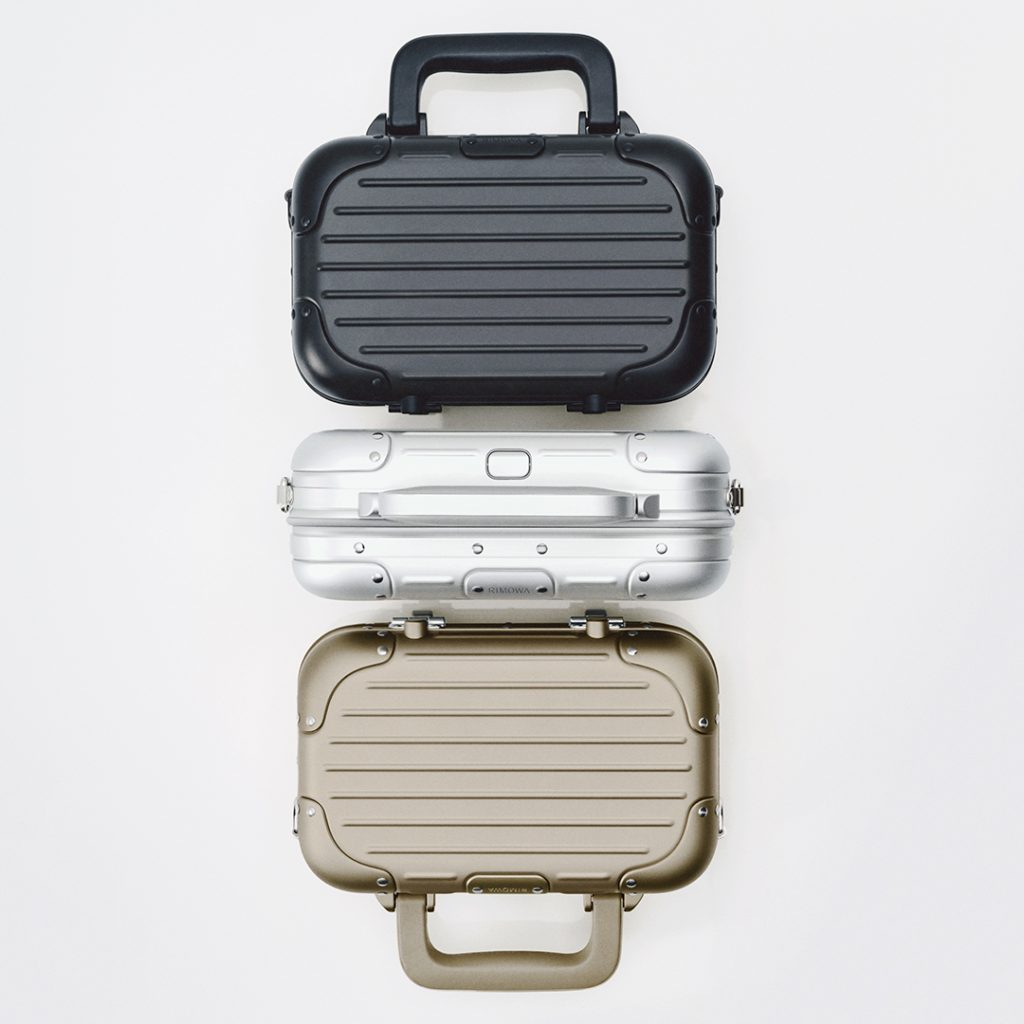 rimowa beauty shoot 08 2025 1x1 original bag 16 silver, titanium, black 02
