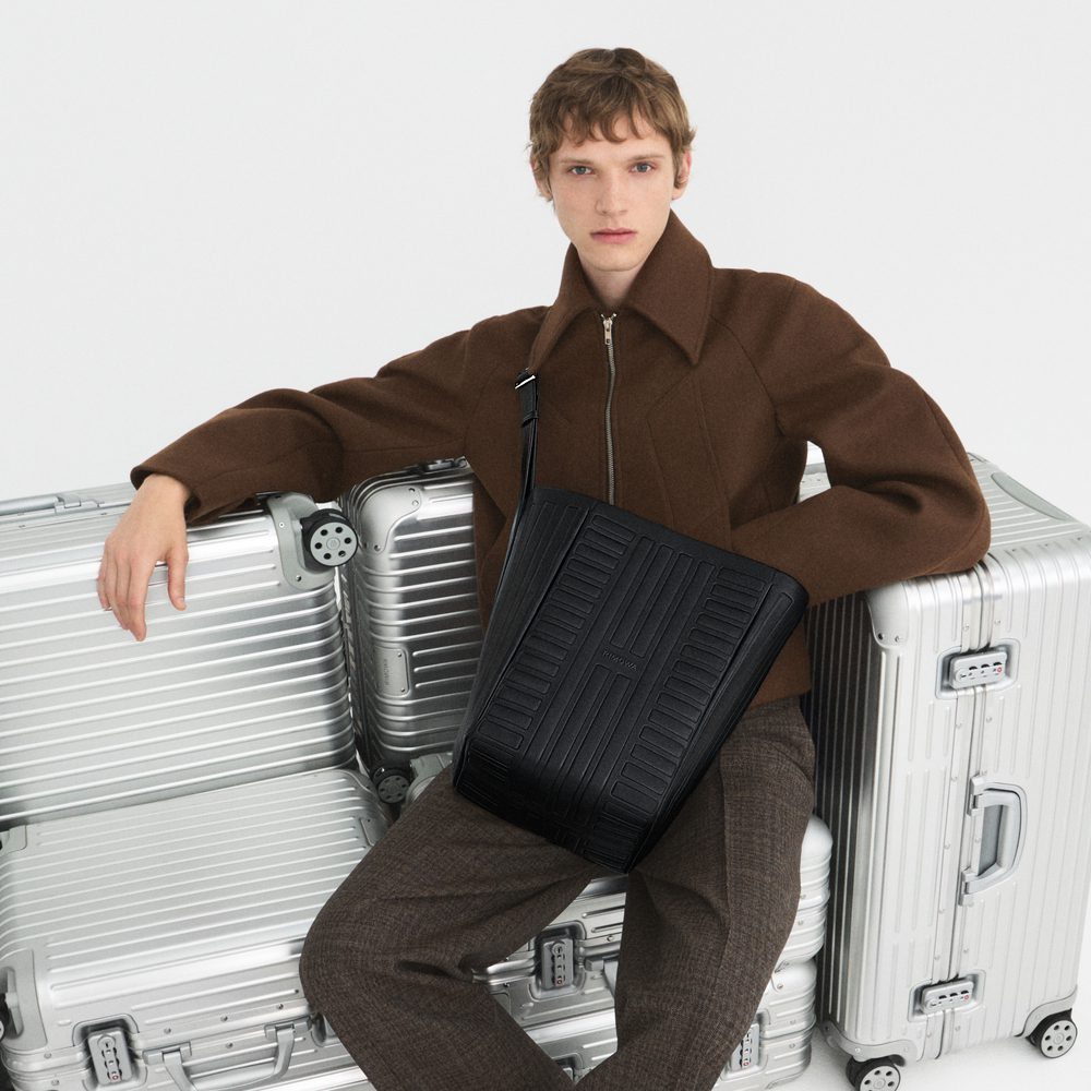 rimowa groove campaign stills sliding hobo bag 1x1 (1)