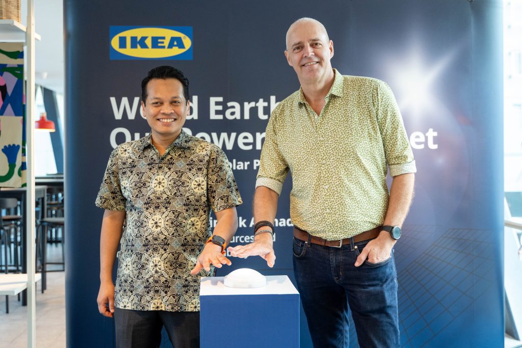 yb nik nazmi bin nik ahmad and malcolm pruys at the launch of solar panels commissioning at ikea damansara