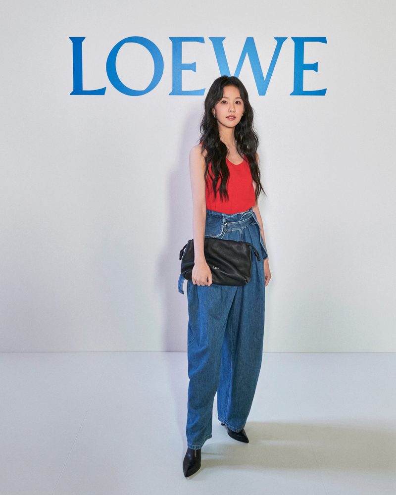 loewe ss26 ww show vip photocall chen duling loewe ss26 251003 photocall 000 all card 065 4x5
