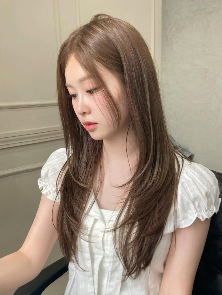 요즘 문의 많이 주시는여름에 사진 잘 나오는 컬러 🪄#매트베이지브라운 컬러와 함께#레이어드ᴄ컬펌 텍스처 총 총 총 내어드렸어요 ᰔ산뜻한 가벼움의 레이어드c컬펌 과 함께