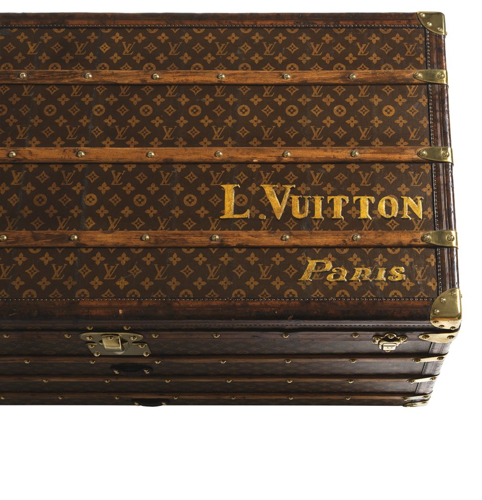 detail de la personnalisation l. vuitton paris sur le couvercle de la malle pour dame en toile monogram [110 x 56 x 57 cm], 1910
