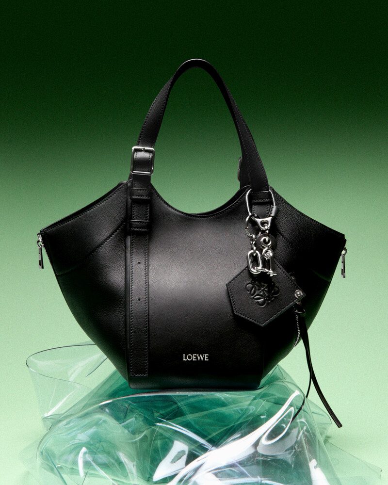 loewe ss26 preco gifting campaign ooh rgb cropped 29 4x5