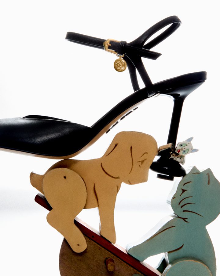 loewe ss26 preco gifting campaign ooh rgb cropped 31 4x5
