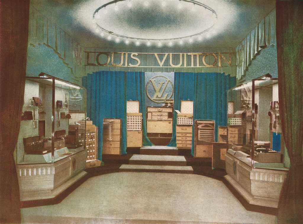 exposition internationale des arts decoratifs, grand palais, paris, 1925 : vue generale du stand louis vuitton. page 88 de mobilier et decoration d'interieur revue francaise des arts decoratifs appliques serie de l'exposition