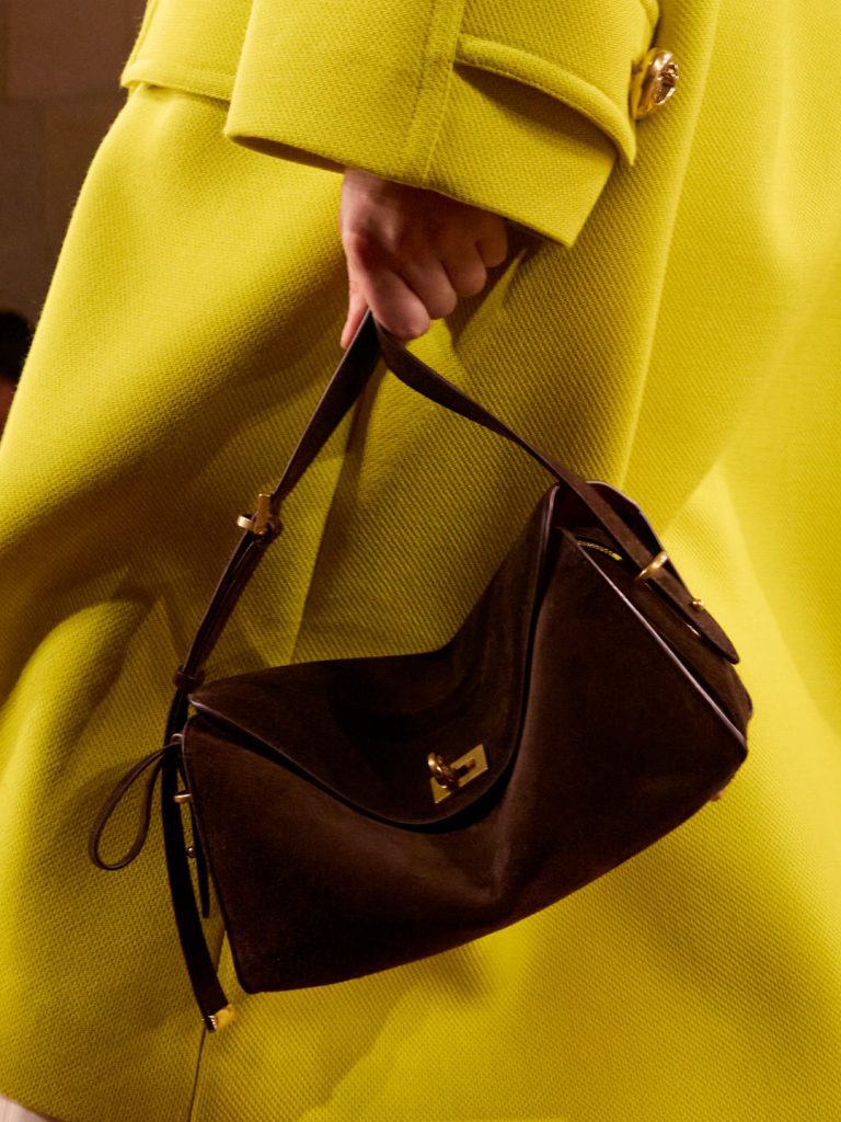 balenciaga le 7 shoulder bag moka close up look 24