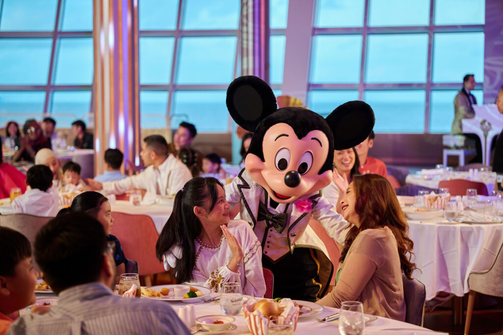 hollywood spotlight club disney adventure 1