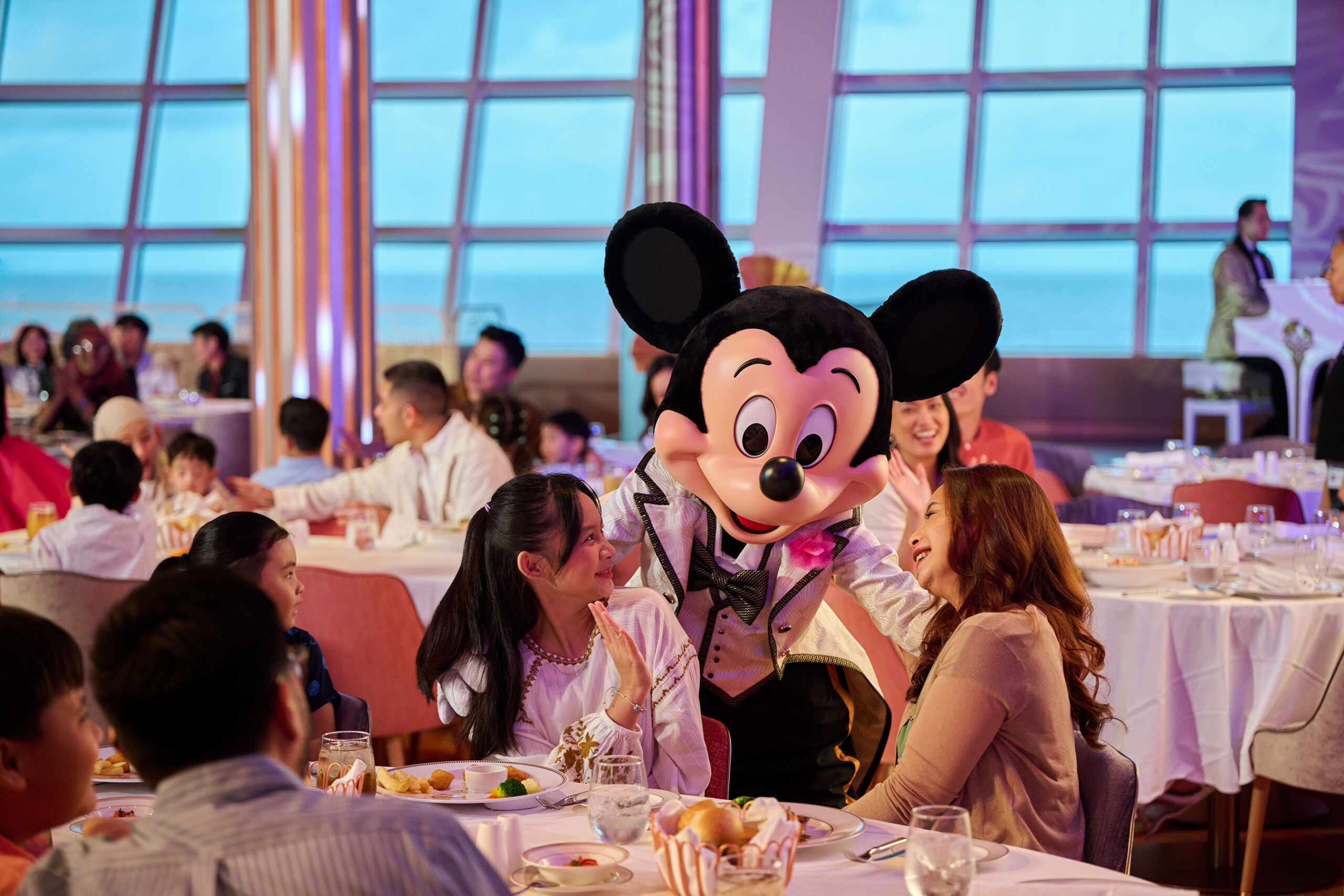 hollywood spotlight club disney adventure 1