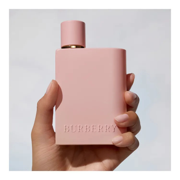 default 2 article 3616306727557 burberry beauty her parfum lifestyle 249d1bb8e0aafb2d304b1fba3ba6690a1ebc0a00 1764325631276