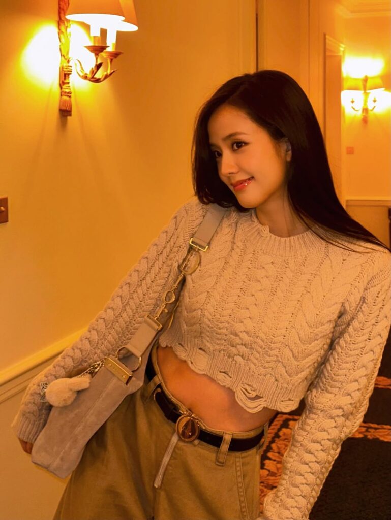 20260305 jisoo in diorly bag ig@sooyaaa (2)