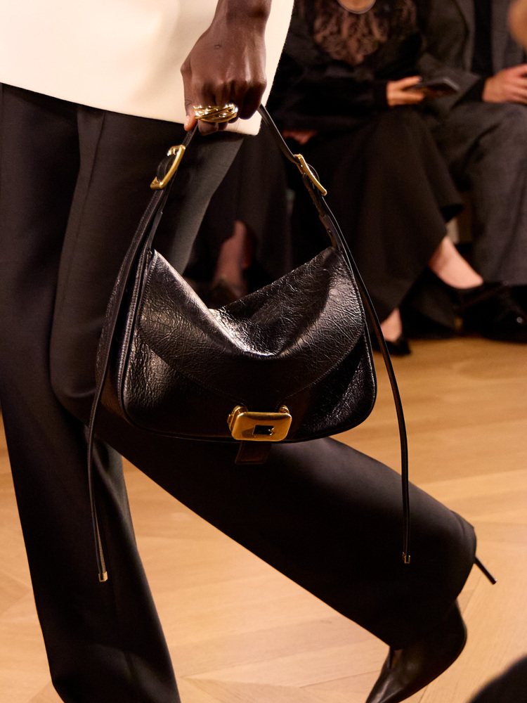 balenciaga clicca bag summer 26 close up image 1