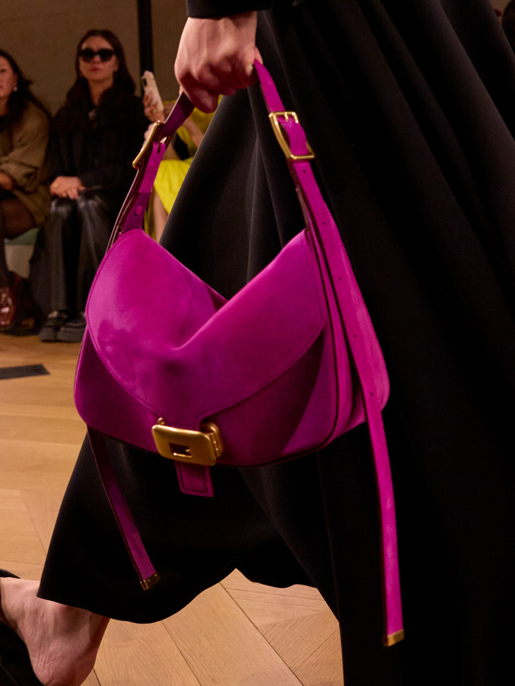 balenciaga clicca bag summer 26 close up image 4