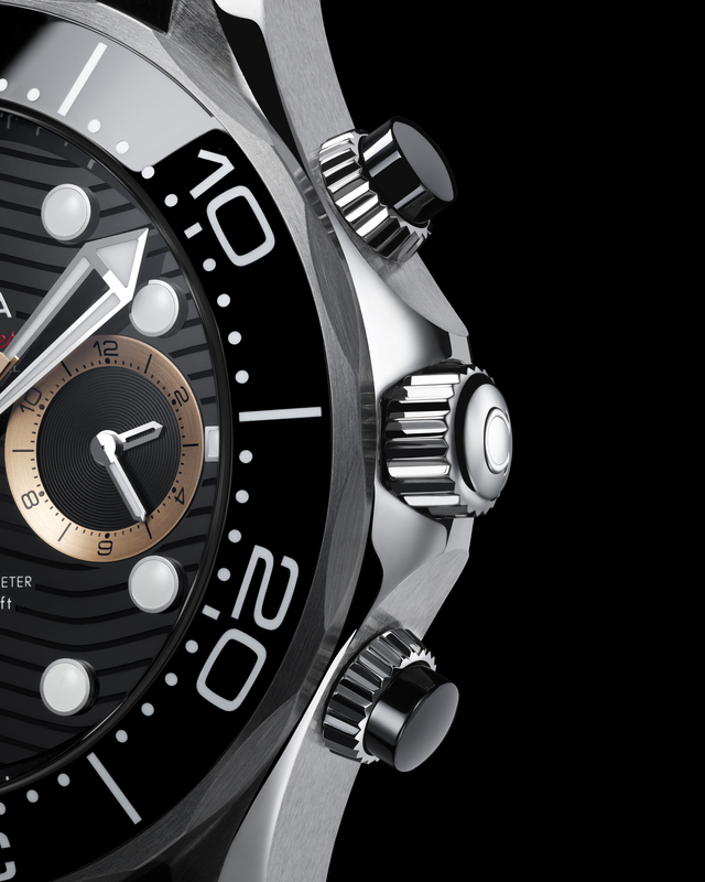 omega 2026 seamaster diver 300m chronograph 007 first light 210.32.44.51.01.002 close up couronne 4 5
