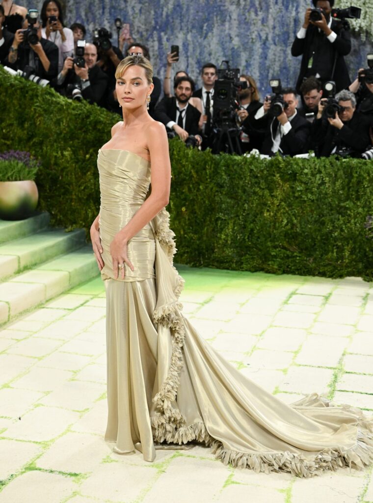 chanel margot robbie wearing chanel at the 2026 met gala 040526 2 ld