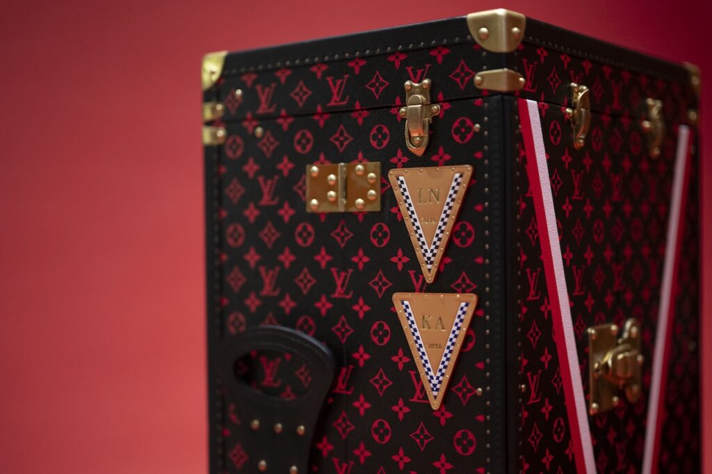 louis vuitton trophy trunk patches