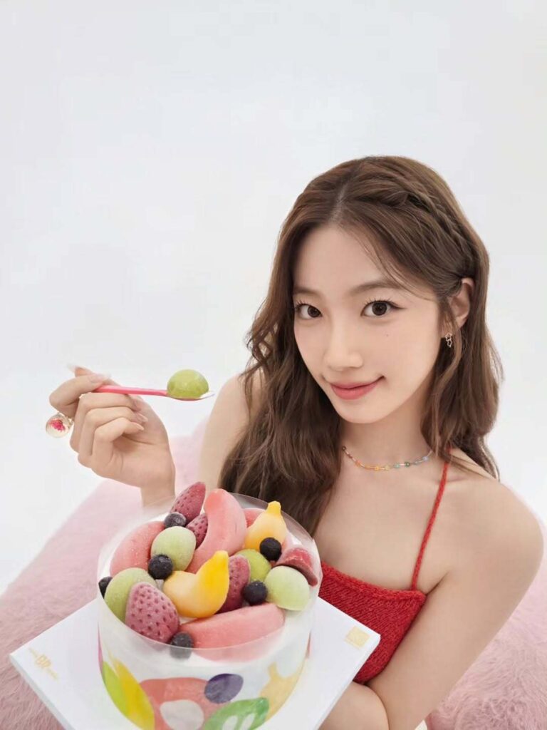 더 듬뿍 프루티 케이크 한입🍓@baskinrobbinskorea 광고 lesserafim baskinrobbins 배스킨라빈스 배라 더듬뿍프루티케이크 배라아이스