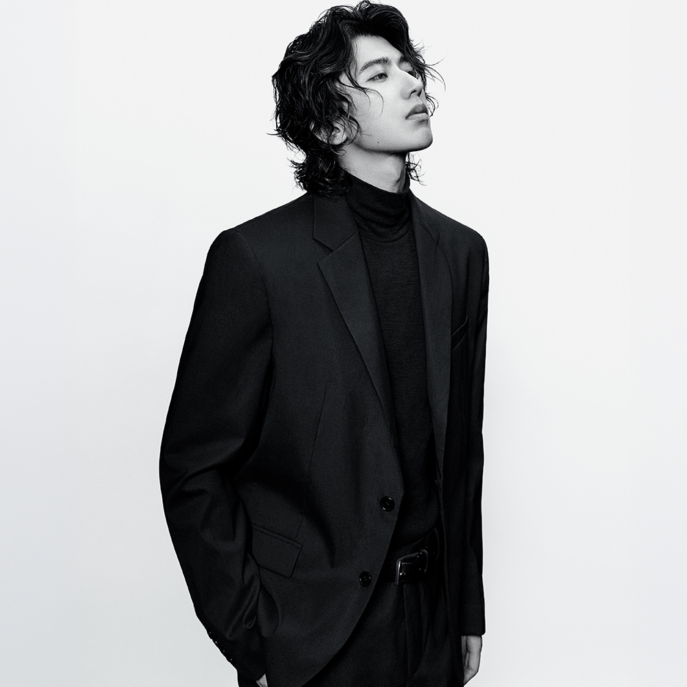 #bellafashionscoop @cosstores 宣布中国音乐人 @caixukun 出任全球品牌代言人，并释出其身穿cos经典西装单品的官宣造型大片。#cos #蔡徐坤 #kun