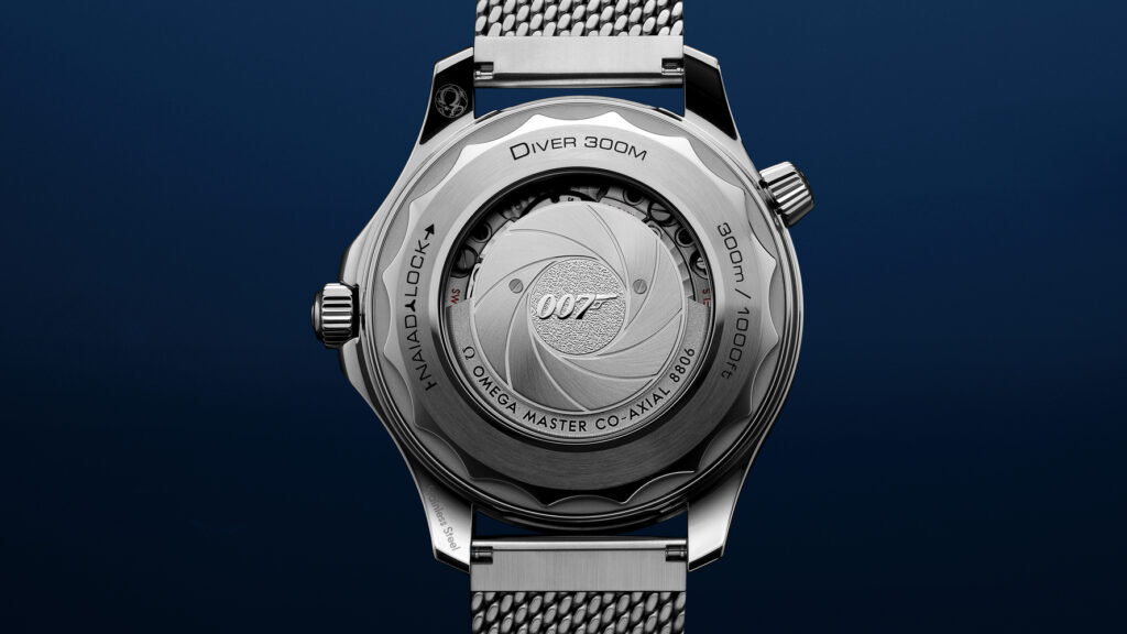 210.30.42.20.03.004 bondspectre adv se caseback 16 9 rvb