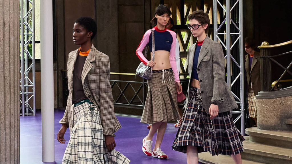 miu miu ss27 fashion show parade (1)