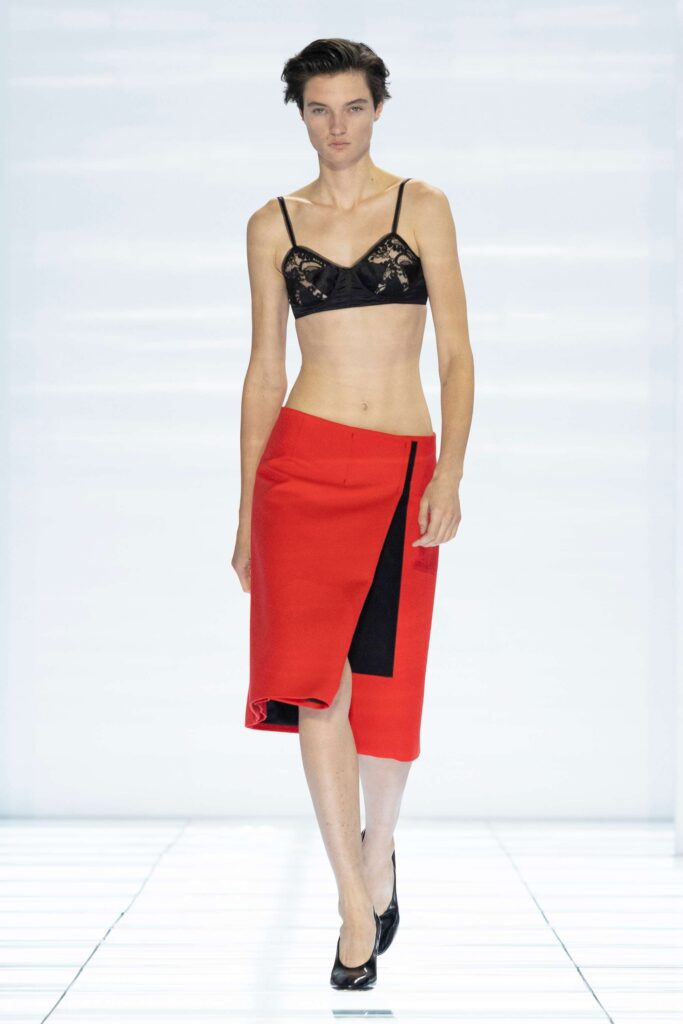 prada donna ss27 001