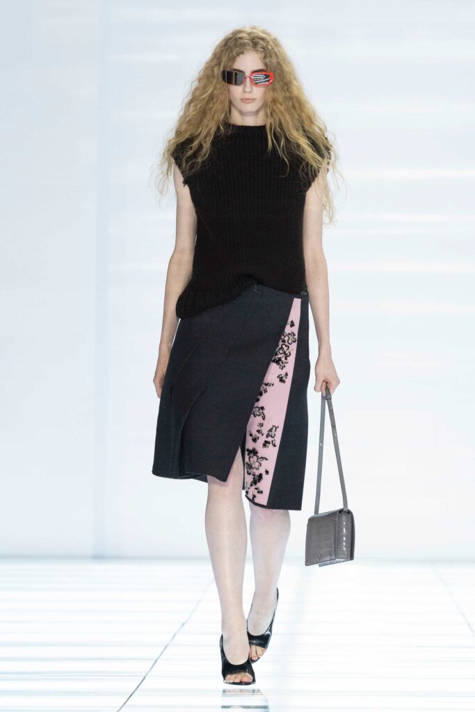 prada donna ss27 007