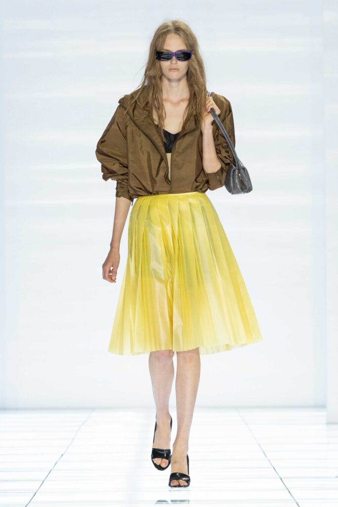 prada donna ss27 048