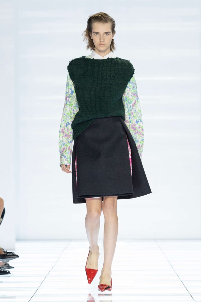 prada donna ss27 049