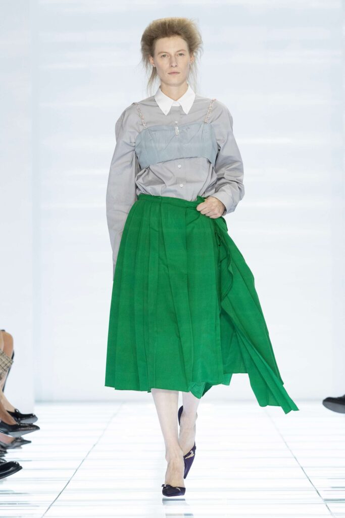 prada donna ss27 059