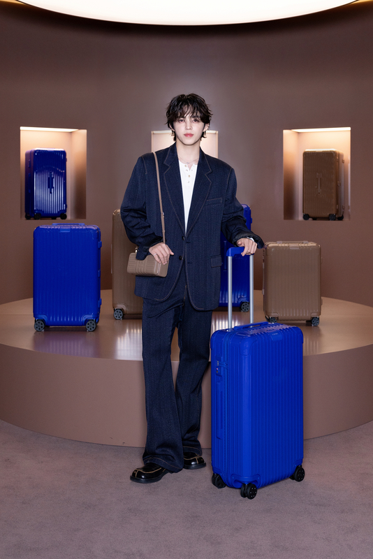 rimowa essential umber & ultramarine event s.coups 3