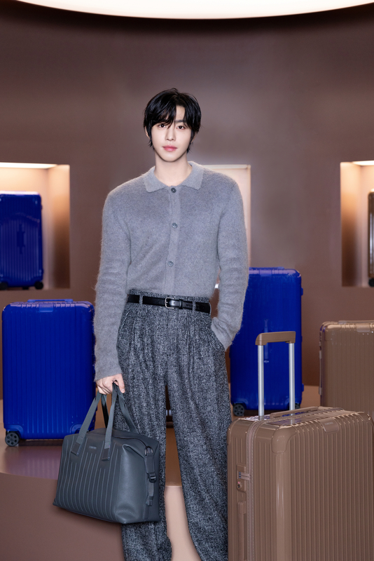rimowa essential umber & ultramarine anh hyo seop event 3