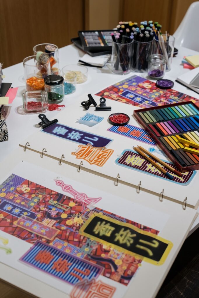 并推出限时精选商品与展览画册...