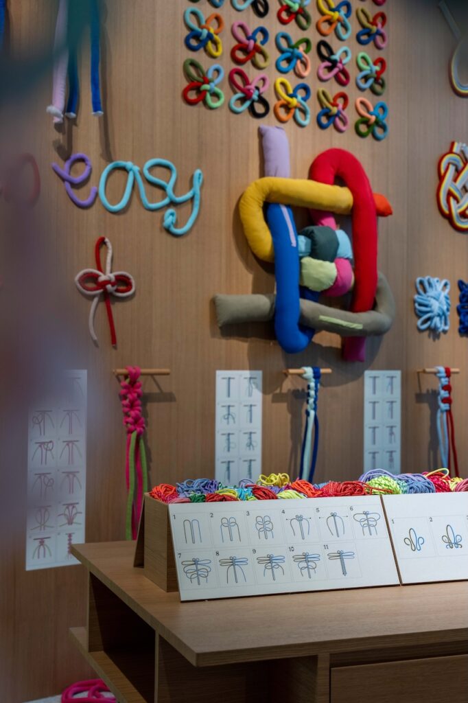 并推出限时精选商品与展览画册... (1)